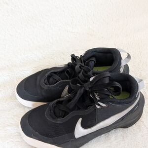 Great Condition: Nike Hustle DX Black Basketball Kids 3.5